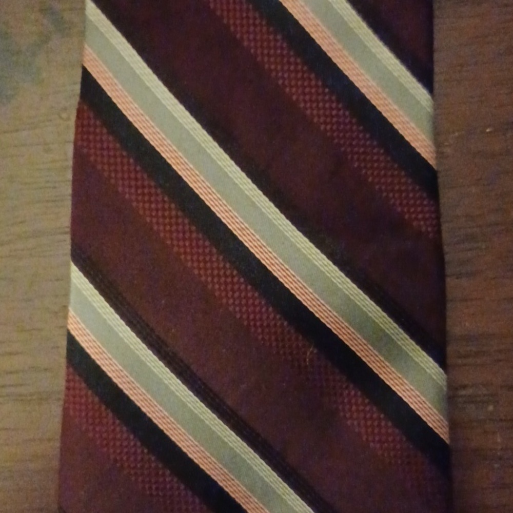 VAN HUESEN Striped Silk Necktie - Picture 4 of 4